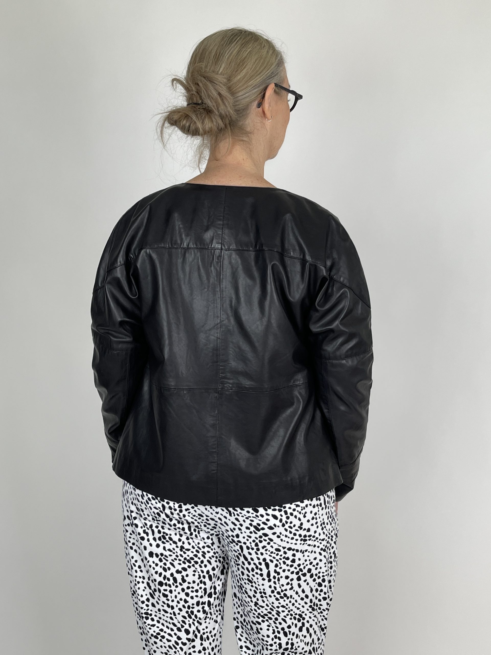 BUTTERFLY CPH Loose short jacket black w. silver