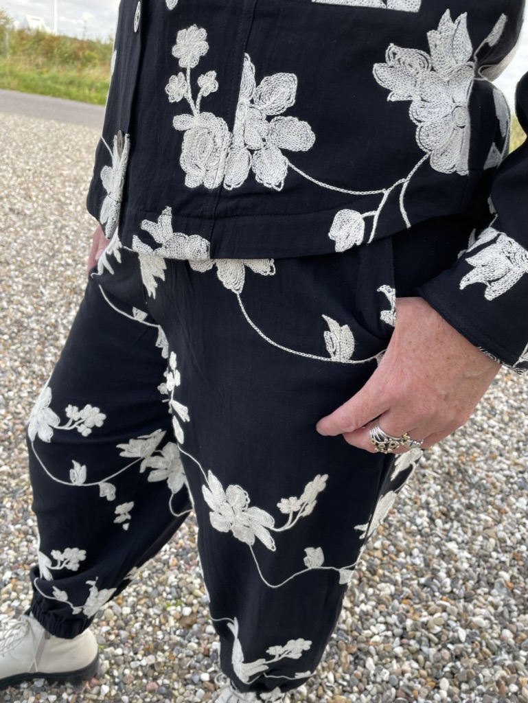 BITTE KAI RAND  Embroidered flower pants